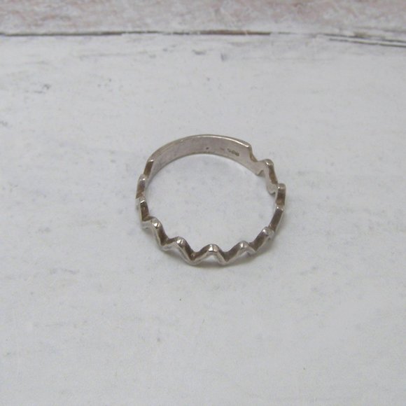 Sterling Silver Zig Zag Band Ring Geometric Chevron Design Sleek Modernist - Picture 2 of 5